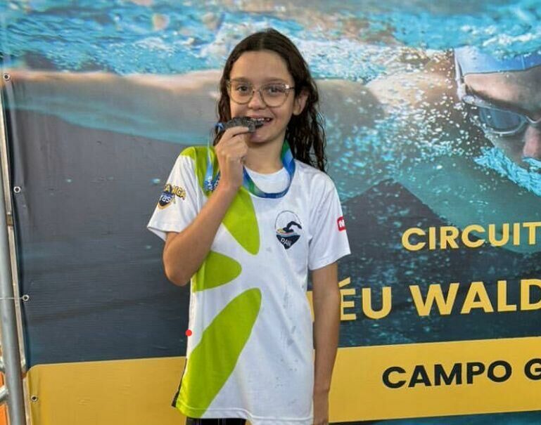 Imagem de compartilhamento para o artigo Orgulho para Figueirão: Atleta representando Costa Rica conquista cinco medalhas em circuito de natação da MS Todo dia